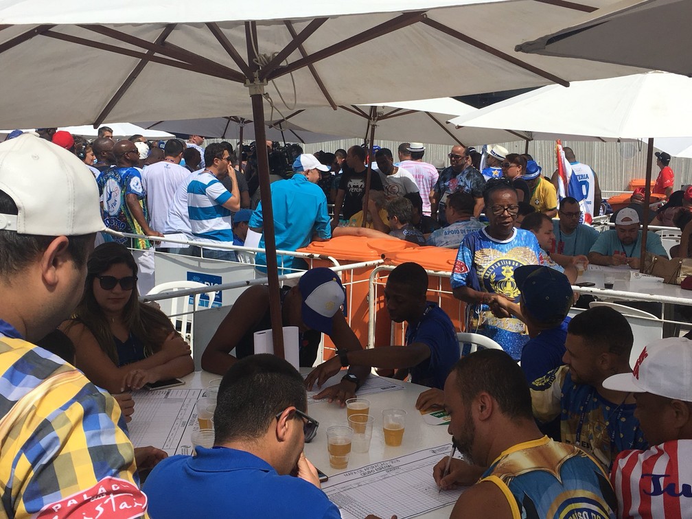 Integrantes da Tuiuti acompanham as notas da apuração (Foto: Fernanda Rouvenat‏/G1)