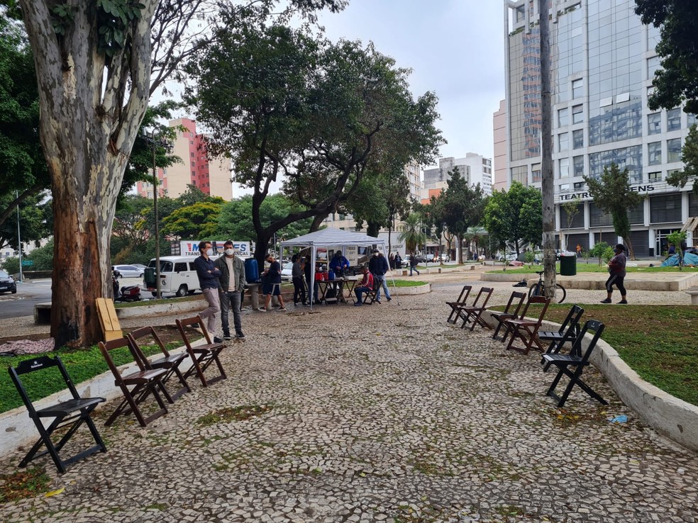 Ocupação por moradores da Praça Pérola Byington serve café da manhã para moradores de rua na manhã desta quarta-feira (22) — Foto: Bárbara Muniz Vieira/G1