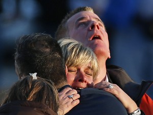 Pessoas choram diante da escola Sandy Hook (Foto: Reuters)