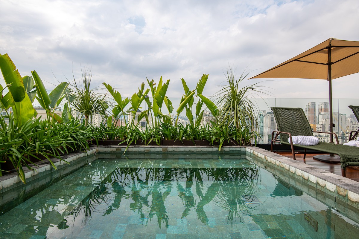 TERRAÇO | A piscina, um dos grandes desejos do morador, foi o maior desafio do projeto. Piscina é da Hi-Tech Piscinas e paisagismo da Mil Plantas (Foto: Favaro Jr. / Divulgação)