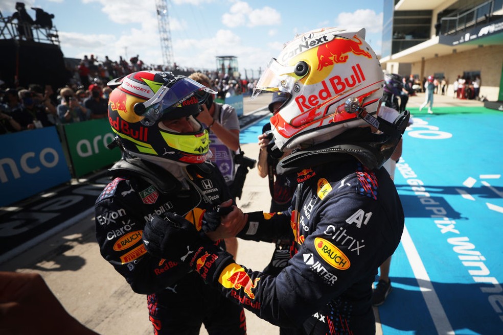 Max Verstappen e Sergio Pérez comemoram resultado no GP dos EUA da F1 — Foto:  Chris Graythen/Getty Images