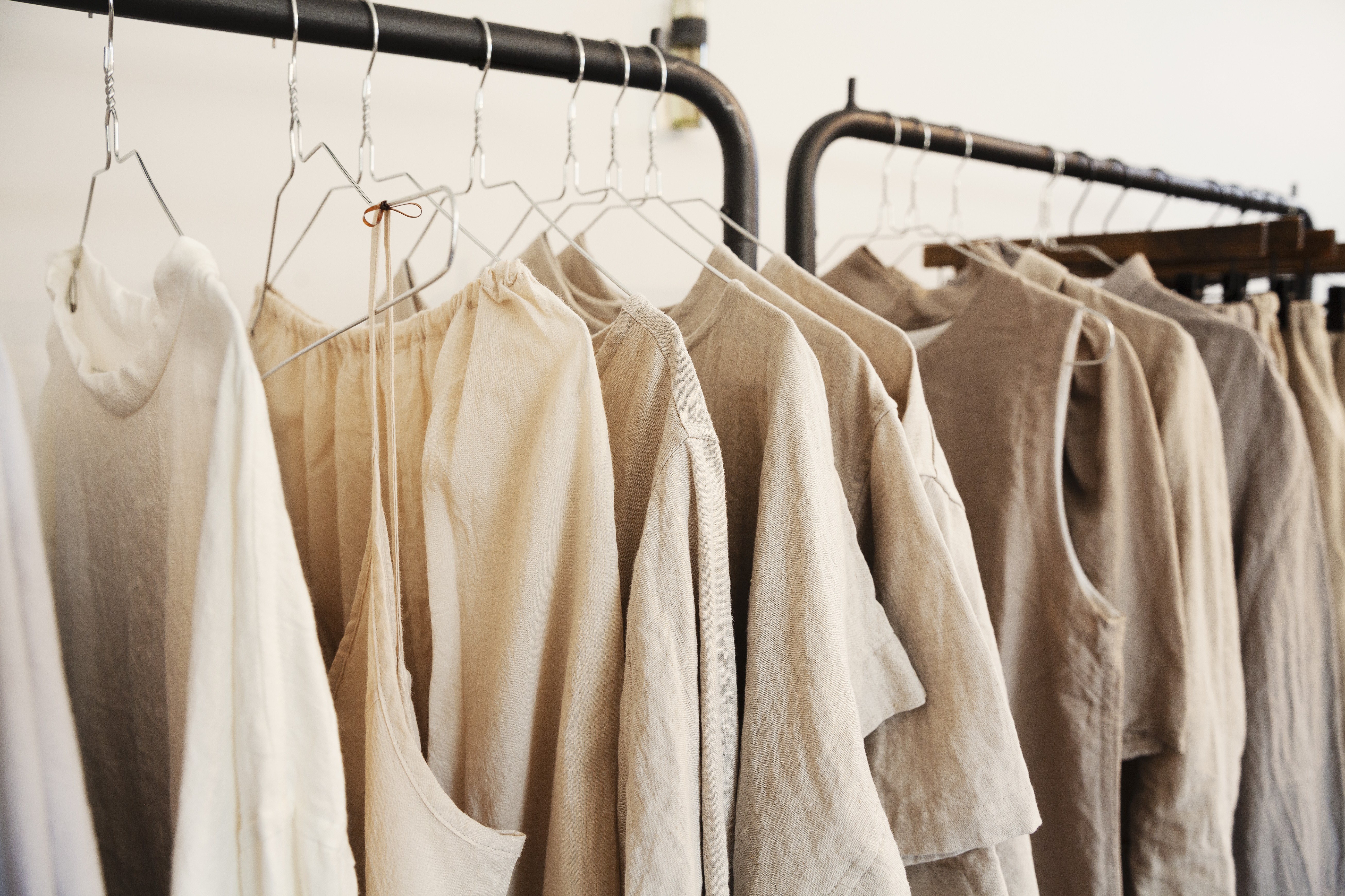 Lojas de roupas lotadas de peças baratas e descartáveis vão ficar no passado: o futuro está no consumo consciente e na ressignificação das peças.  (Foto: Getty Images)