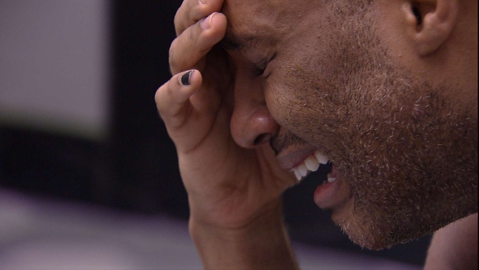 Fred Nicácio tem crise de choro na Casa do Reencontro do BBB 23 — Foto: Globo