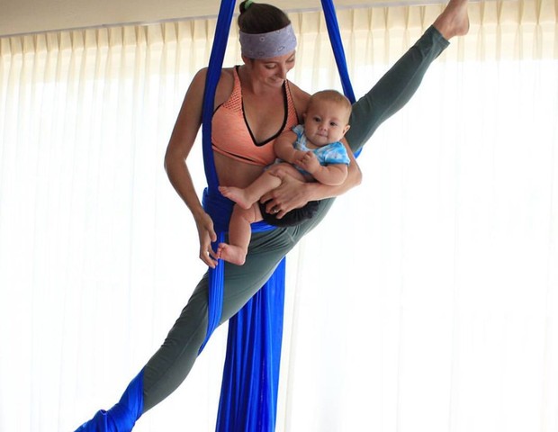 Mãe faz ioga aéreo (Foto: Reprodução Instagram)