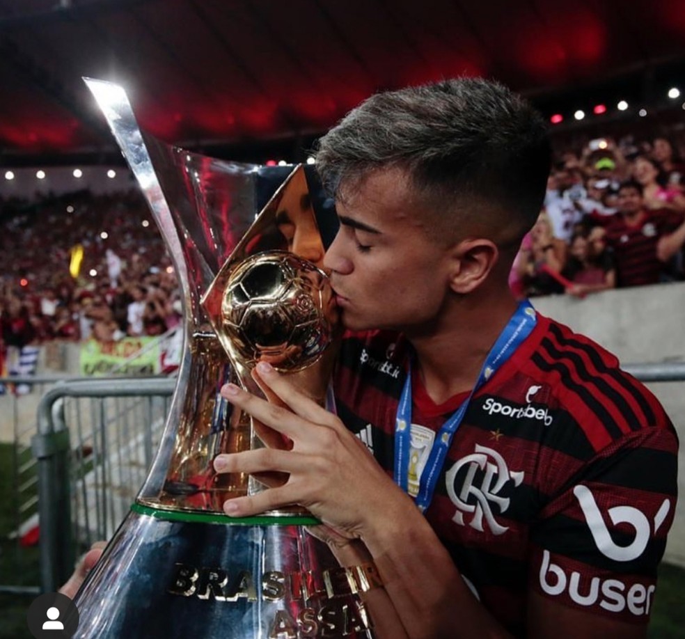 Reinier com a taça de campeão brasileiro do Flamengo — Foto: Reprodução Instagram