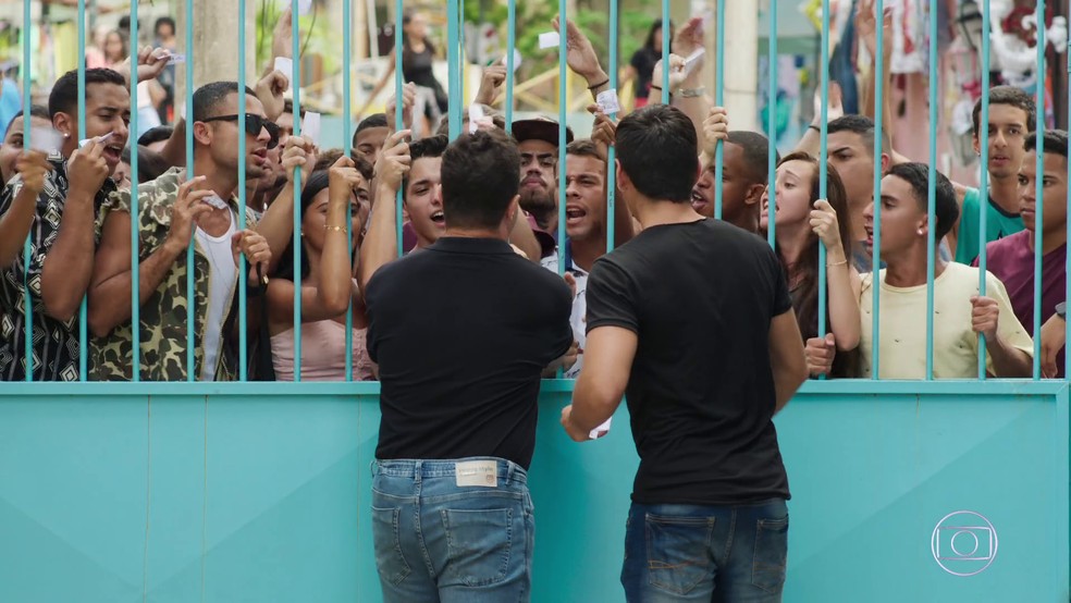 Multidão se aglomera na porta do Otto Lara Resende tentando entrar no sarau! — Foto: Reprodução / Globo