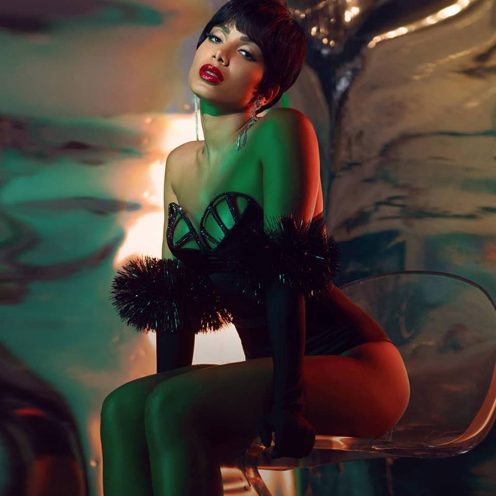 193 Lbum Kisses 233 O Beijo Narcisista De Anitta No Mercado
