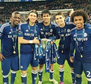 Brasileiros comemoram título do Chelsea (Foto: Instagram)