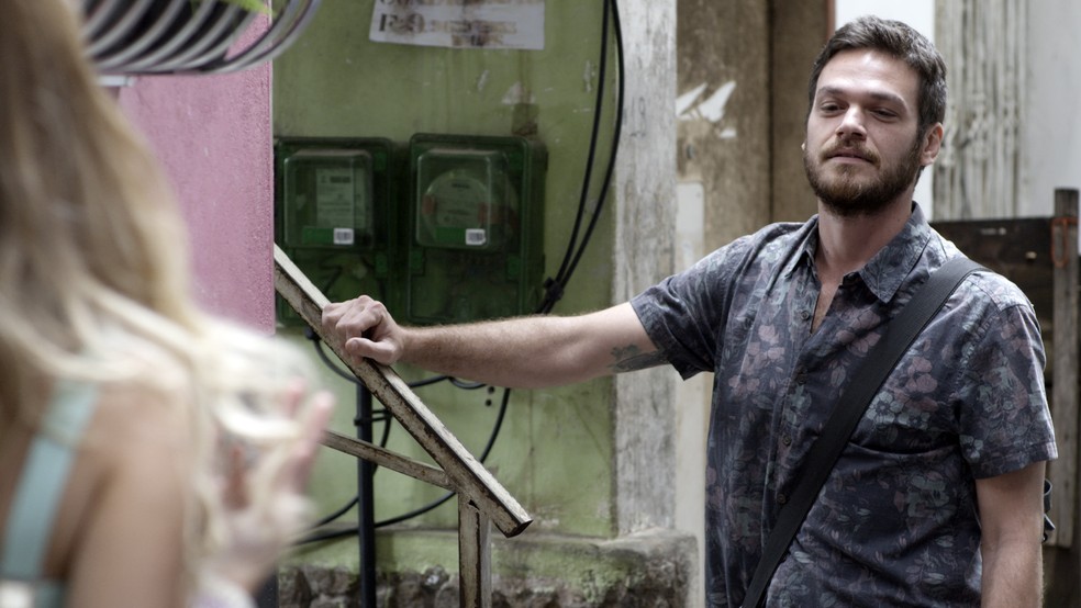 Na maior cara de pau, Rubinho encara o decote da loira (Foto: TV GLOBO)