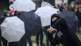 Manifestantes entram em confronto com a polícia em Nantes, oeste da França — Foto: LOIC VENANCE / AFP
