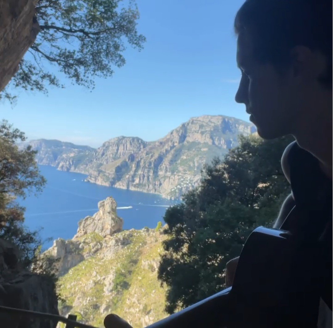 Shawn Mendes toca violão em caverna em Capri, na Itália (Foto: Reprodução / Instagram )