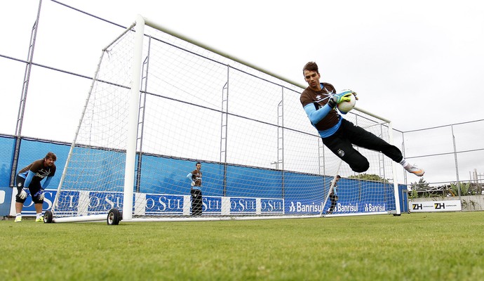 Terceiro goleiro do Grêmio fratura dedo e força troca na lista do Gauchão