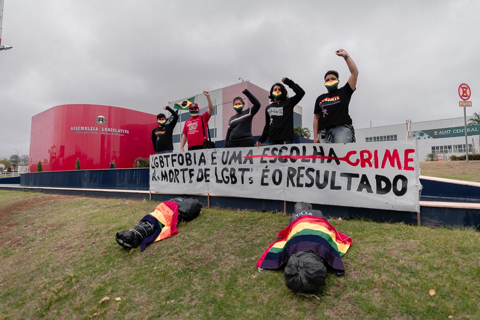 Manifestantes fazem ato contra a homofobia em MT — Foto: Francisco Alves