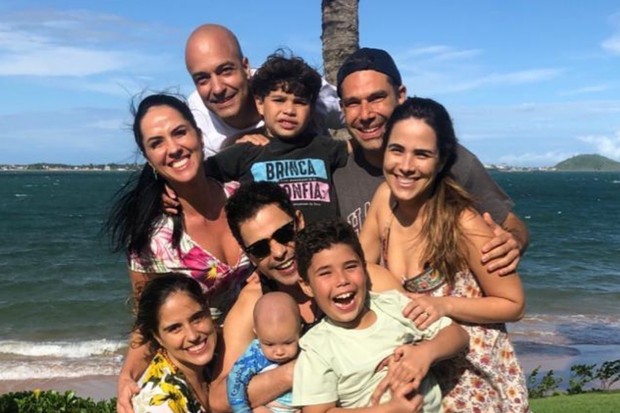 Zezé Di Camargo com Graciele Lacerda, Camilla e Wanessa Camargos, os genros e os netos (Foto: Reprodução Instagram)