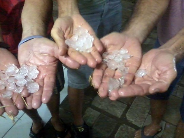 Moradores ficaram surpresos com a chuva de granizo (Foto: Felipe Bezerra)