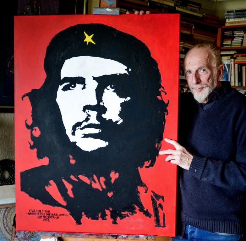 O artista Jim Fitzpatrick ao lado do pôster de Che feito a partir do retrato de Alberto Korda