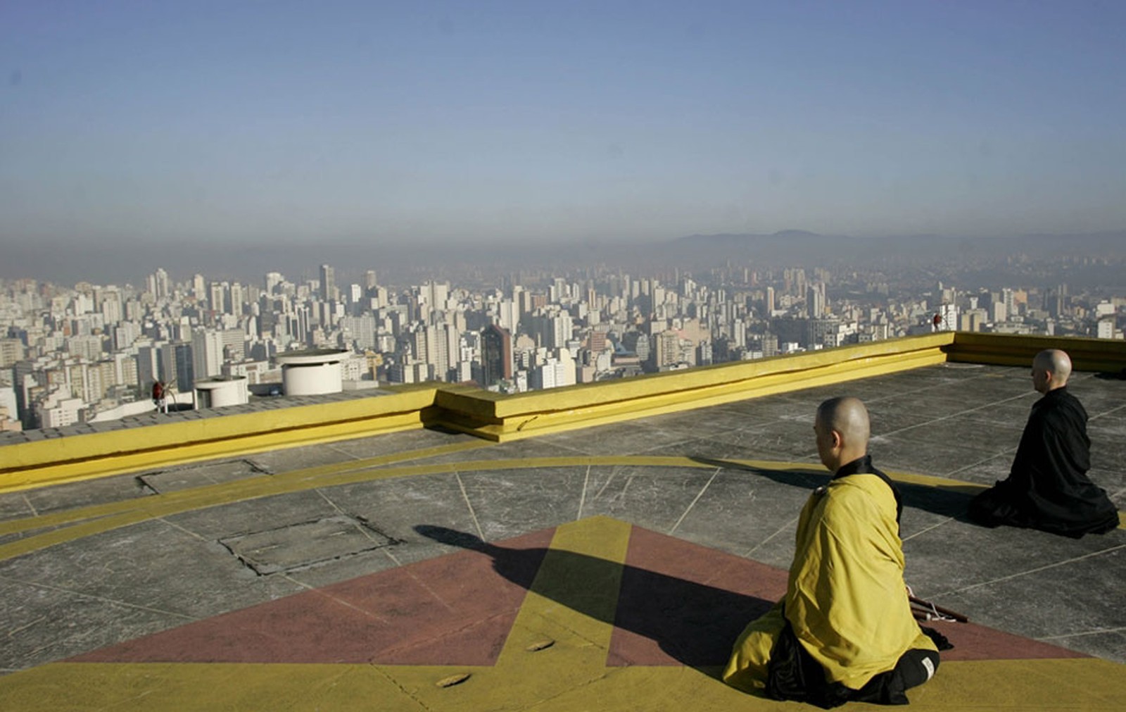 Monges budistas do Templo Busshinji meditam nesta sexta-feira (19) no topo do Edifício Copan, no Centro de São Paulo. Uma vez por mês, eles buscam silêncio em um dos pontos mais altos da capital paulista — Foto: Nelson Antoine/Foto Arena/AE