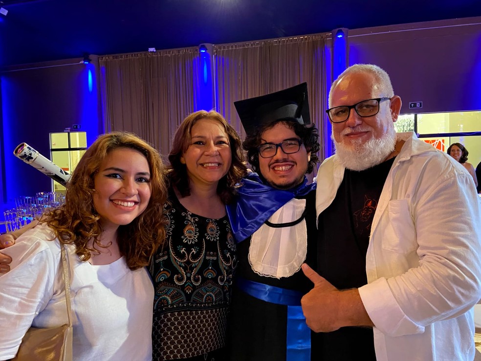 Pipo ao lado da mãe Vânia, da irmã Helena e do pai Luis Andrade no dia da formatura e do discurso que encantou a todos. — Foto: Arquivo pessoal
