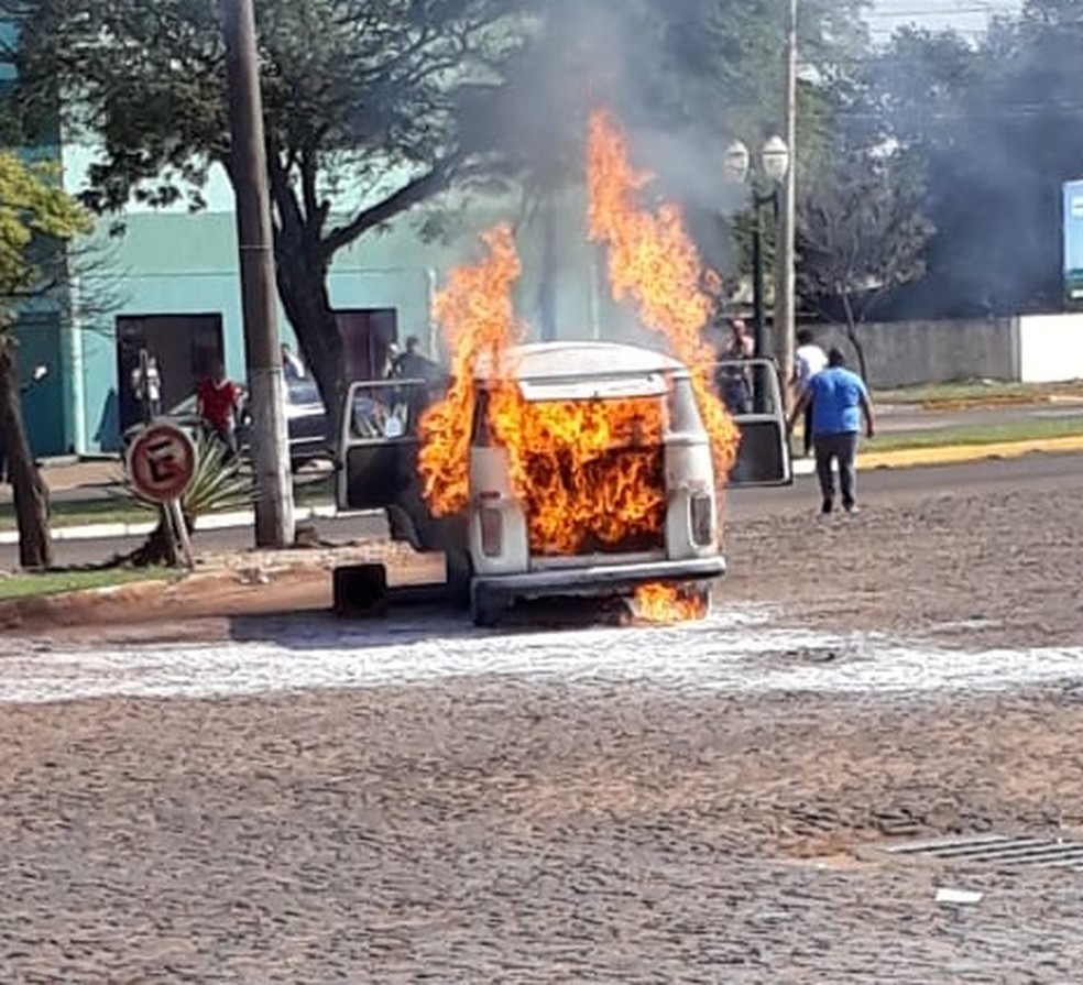 Kombi fica destruÃ­da apÃ³s pegar fogo em posto de combustÃ­vel de NaviraÃ­ (MS) â Foto: Rafael Chiovetti