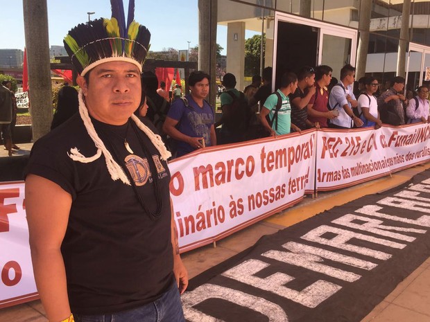 Indígenas estendem faixa em frente ao Ministério da Justiça, no centro de Brasília nesta quarta-feira (13), durante protesto (Foto: Alexandre Bastos/G1)