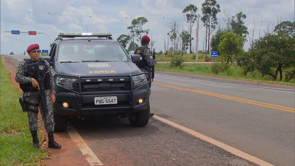 Força Nacional faz escolta para chegada de presos na Penitenciária Federal de Brasília — Foto: TV Globo/Reprodução