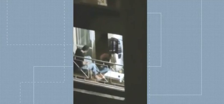 Após dois dias, vizinha que presenciou agressão contra mulher em sacada de apartamento consegue registrar denúncia de violência