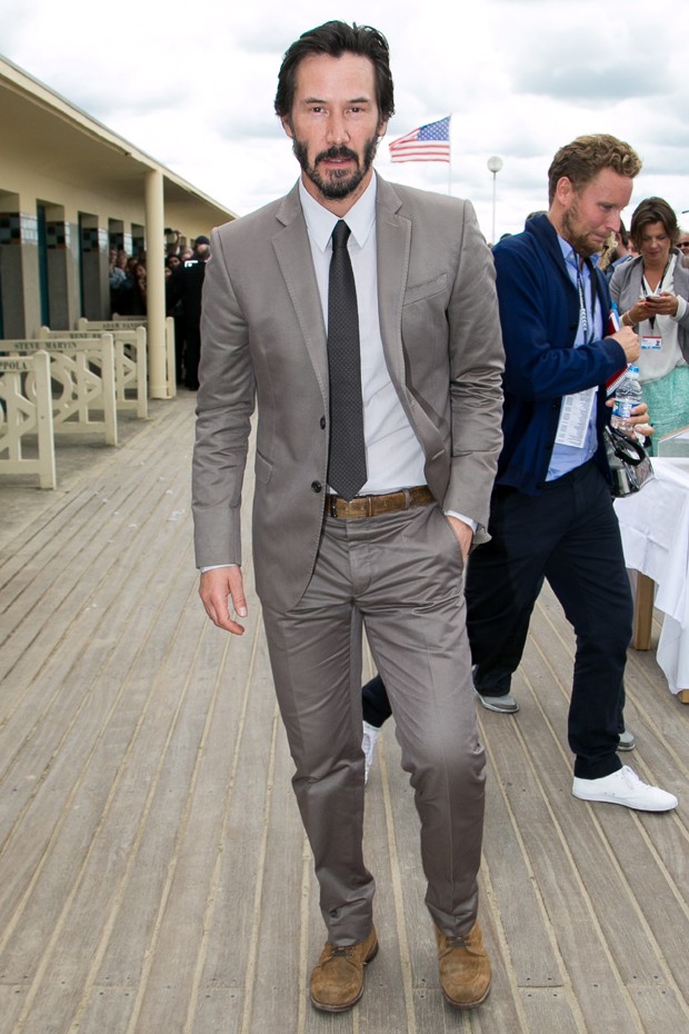 Keanu Reeves: costume cinza de algodão, uma boa opção para situações menos formais (Foto: Getty Images)