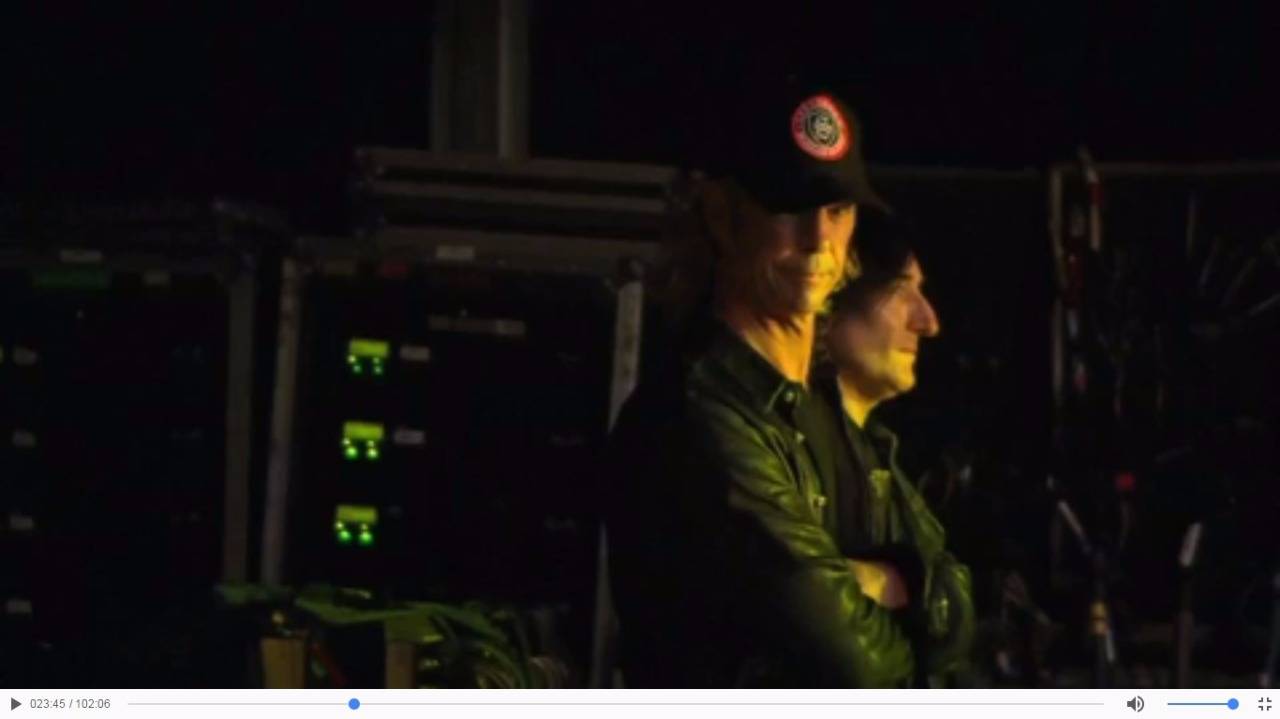 Duff McKagan e Richard Fortus, do Guns N' Roses, assistiram ao show de Alice Cooper