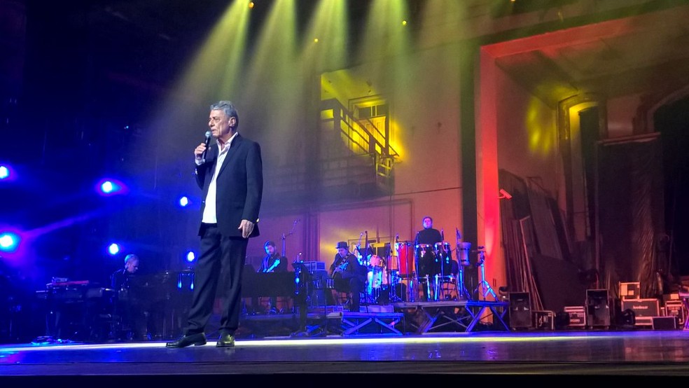 Chico Buarque interpretando 