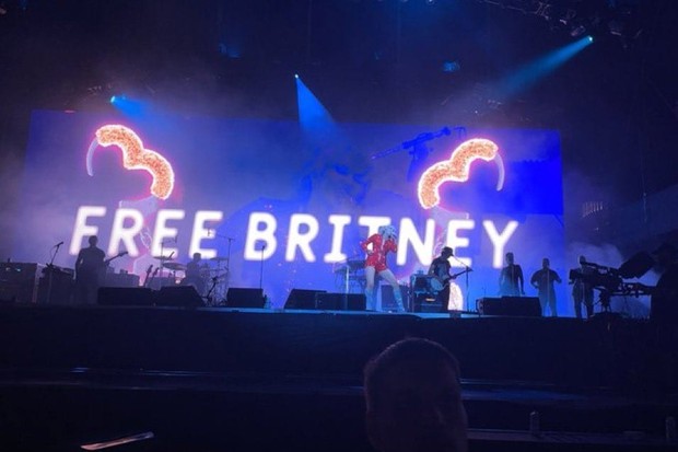 Miley Cyrus faz campanha Free Britney em show nos EUA (Foto: Reprodução)