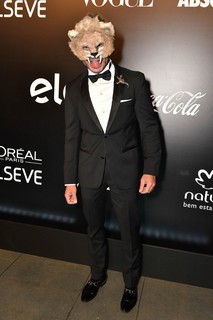 O designer de joias Carlos Rodeiro deu as caras no baile com uma máscara felina