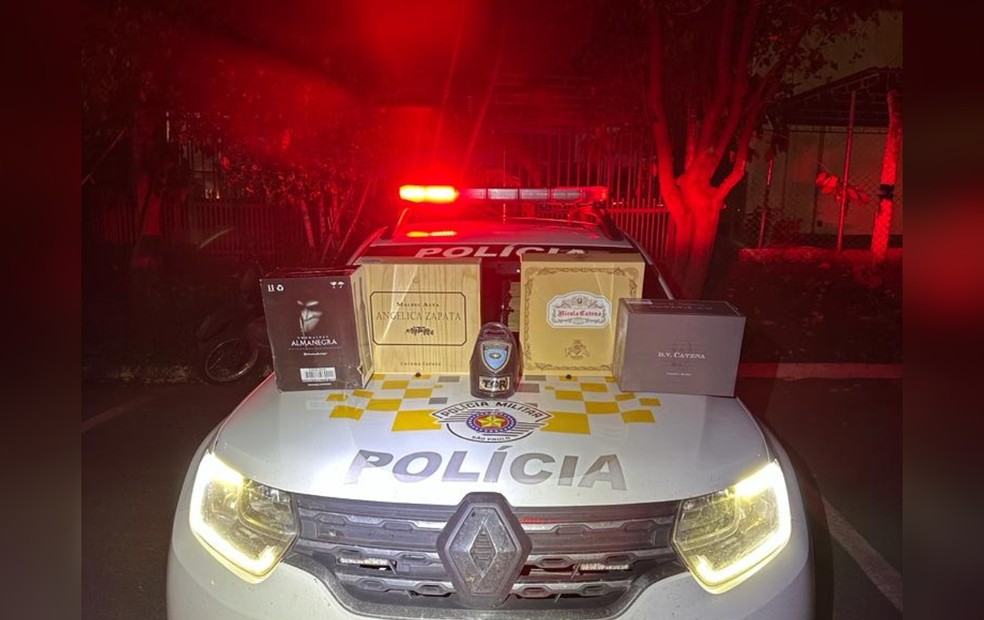 Cerca de 40 caixas cheias de vinho argentino foram encontradas em rodovia de Sarapuí (SP) — Foto: Polícia Rodoviária/ Divulgação