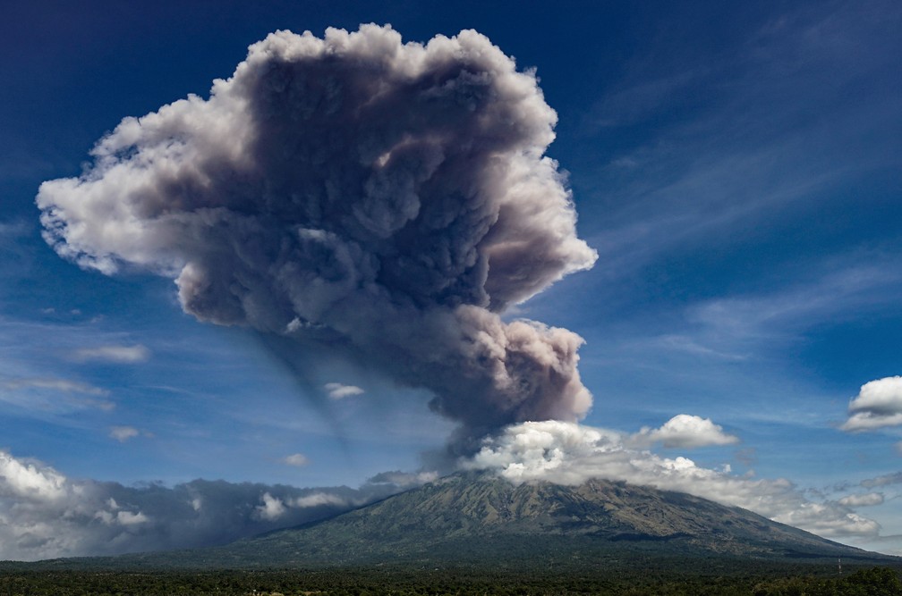 O vulcão do monte Agung, na ilha de Bali, na Indonésia, entrou em erupção nesta sexta-feira (31). — Foto: Made Alit Suantara / AFP