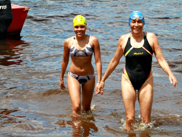 Nadadora, de 58 anos, fez testes de profundidade em diversos pontos e ficou satisfeita com segurança (Foto: Frank Cunha/G1 AM)