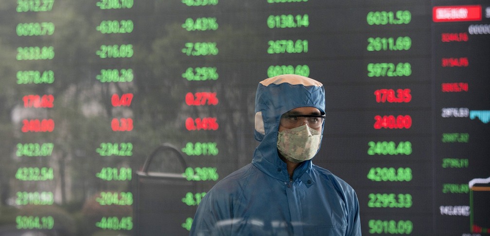 Operador da bola de Xangai trabalha com máscara na abertura do mercado chinês, nesta segunda-feira (3) — Foto: AP Photo