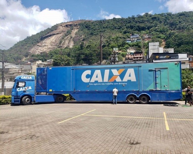 Caminhão-Agência da Caixa Econômica Federal começa a atender a população de Petrópolis (RJ) (Foto: Divulgação / Caixa)