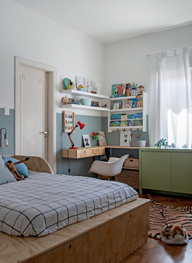 QUARTO DOS FILHOS | O ambiente, com meia parede azul, tem canto de estudos com poltrona Eames Wood, da Tok&Stok (Foto: Gabriela Daltro / Divulgação) Morar - A arte de reinventar (Foto: Gabriela Daltro / Divulgação)