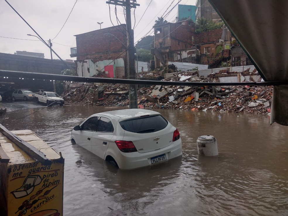Chuva causa transtornos em Salvador — Foto: Redes Sociais