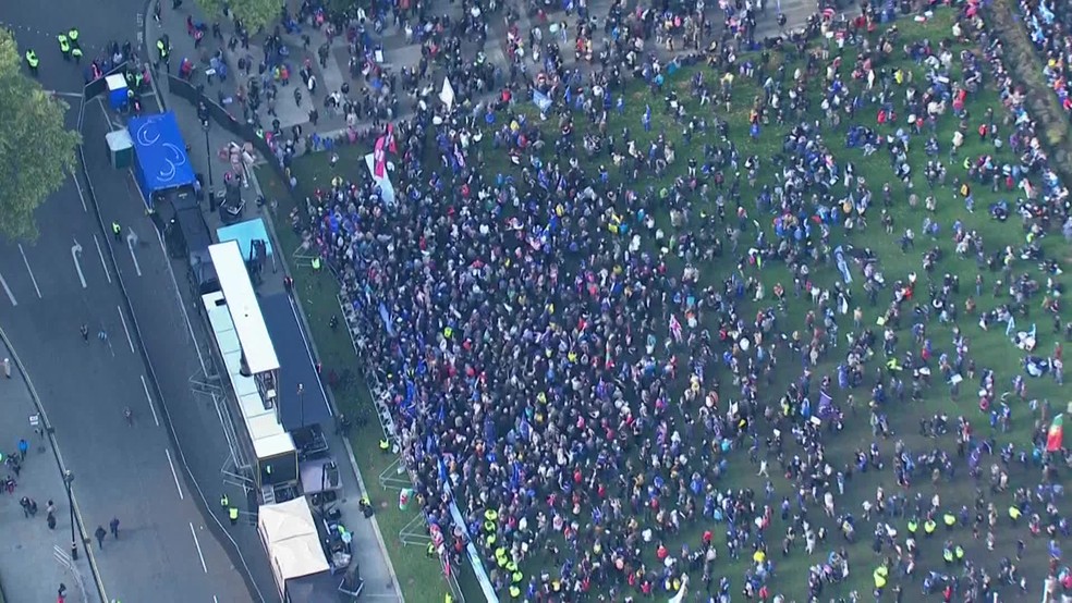 Manifestantes protestam na porta do Parlamento Britânico neste sábado (19) — Foto: Reprodução/GloboNews
