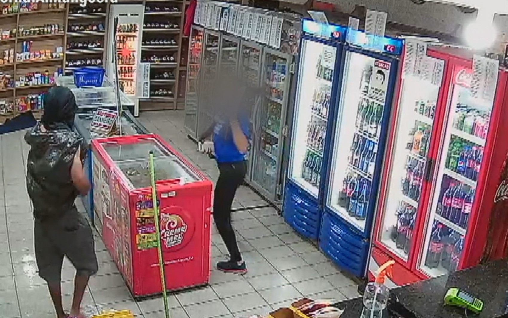 Atendente é agredida com soco durante tentativa de assalto em um empório de bebidas em Goiânia; vídeo 