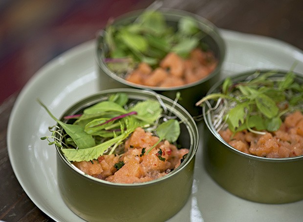 Tartar de salmão com minibrotos (Foto: Cacá Bratke/Editora Globo)