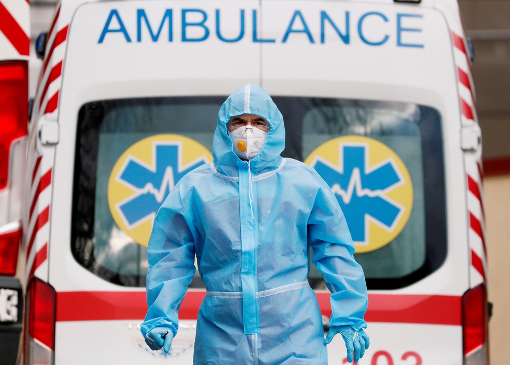 Foto mostra profissional de saúde usando roupas protetoras e máscara com válvula na pandemia de Covid-19 no dia 24 de novembro de 2020 em Kiev, na Ucrânia. — Foto: Gleb Garanich/Reuters