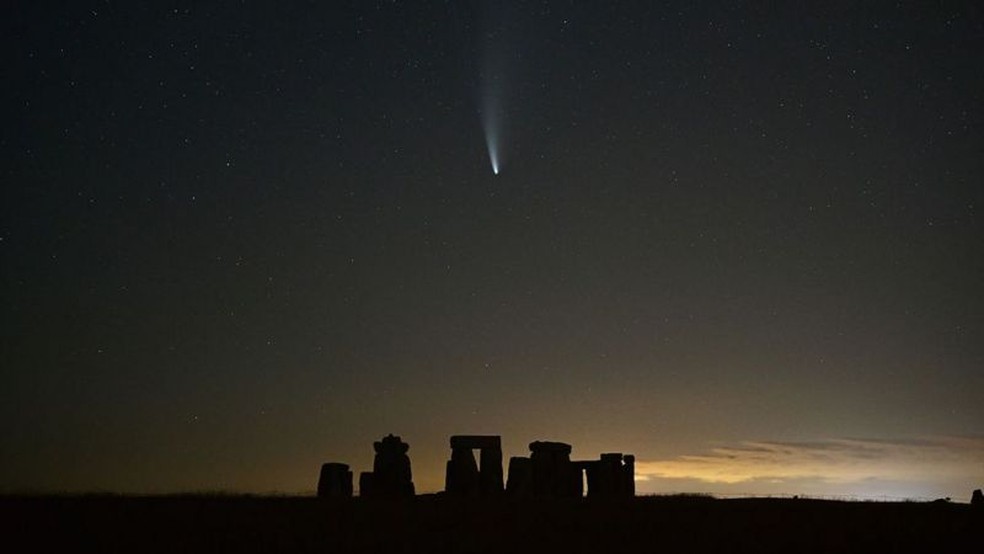 O cometa C/2020 F3 (Neowise) não deverá retornar à região do Sistema Solar onde está a Terra nos próximos 6,8 mil anos — Foto: Jeff Overs/BBC
