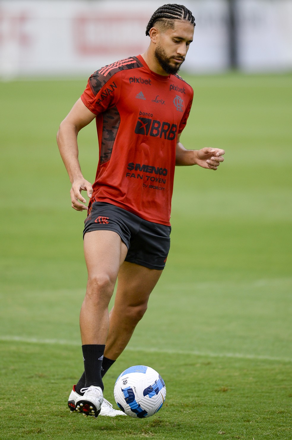 Pablo em treino com bola no último dia 3 de abril, no Ninho do Urubu, CT do Flamengo — Foto: Marcelo Cortes/Flamengo