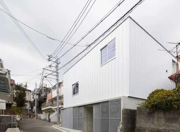 No Japão, é comum encontrar casas pequenas muito próximas às outras (Foto:  Tomohiro Hata Architect & Associates/ Reprodução)