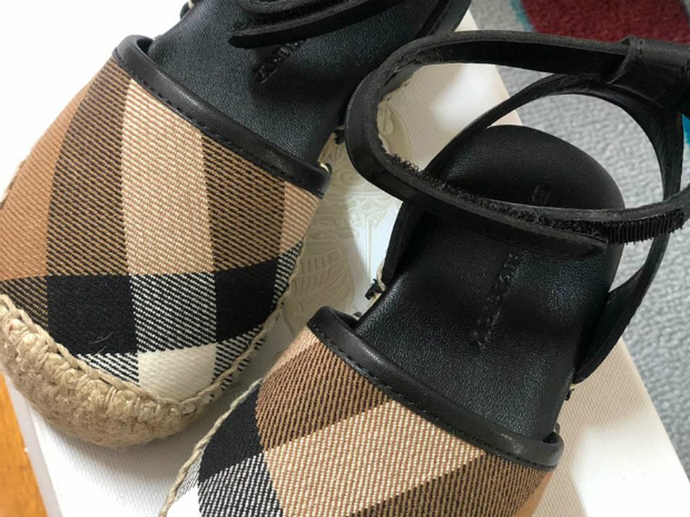 Sapato infantil novo está sendo vendido no bazar — Foto: Clube de Luxo;Divulgação