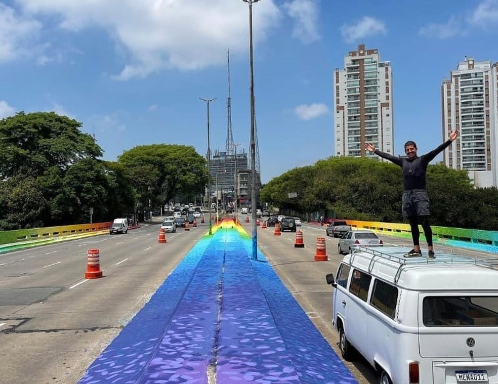 O artista Mena durante pintura do Viaduto Sumaré, na Zona Oeste de São Paulo. — Foto: Reprodução/Instagram