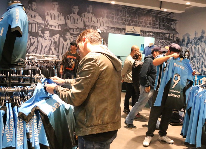 Camiseta revolucionária tem venda turbinada e rivaliza com nº 1 do Grêmio