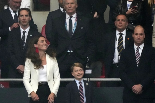 Kate Middleton, William e George assistem à final da Eurocopa (Foto: Getty Images)