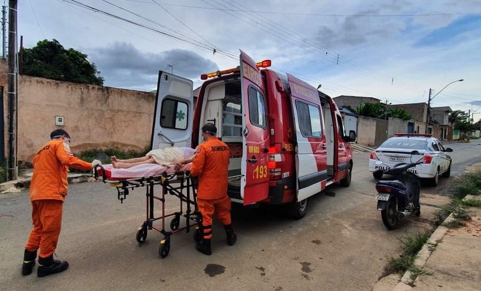 Idosa é levada a hospital pelos bombeiros após denúncia de maus-tratos; vítima vivia em casa no Arapoanga, em Planaltina, no DF — Foto: PCDF/Divulgação